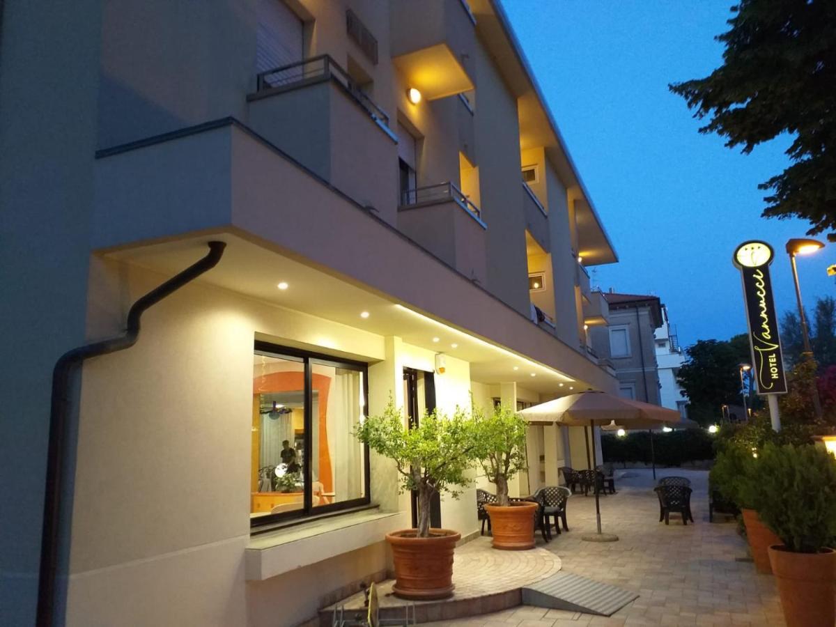 Hotel Vannucci Римини Екстериор снимка
