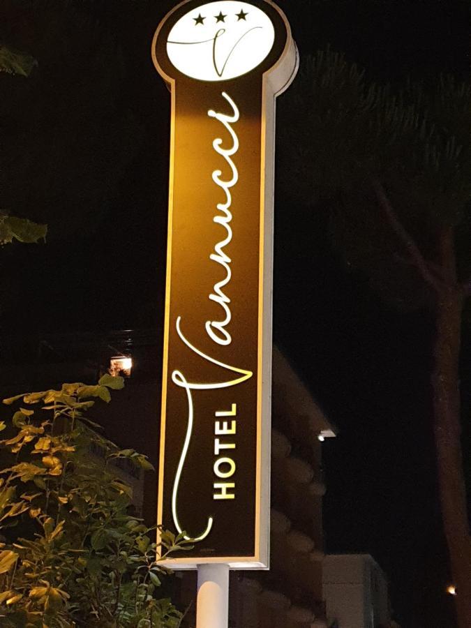 Hotel Vannucci Римини Екстериор снимка