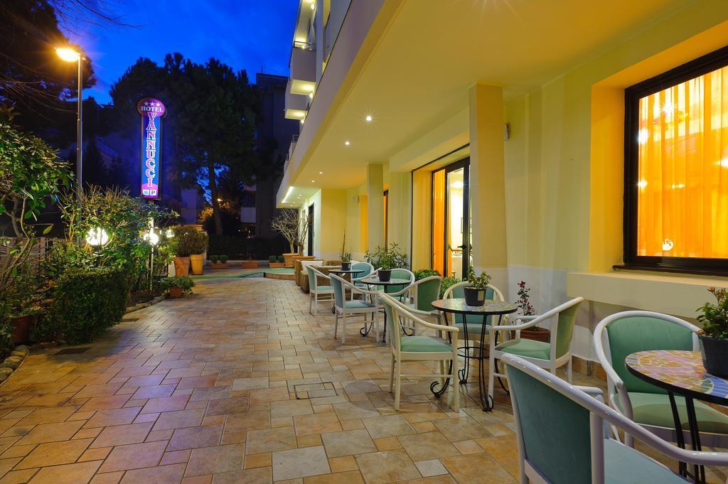 Hotel Vannucci Римини Екстериор снимка