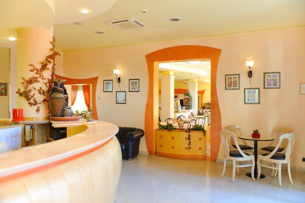Hotel Vannucci Римини Екстериор снимка