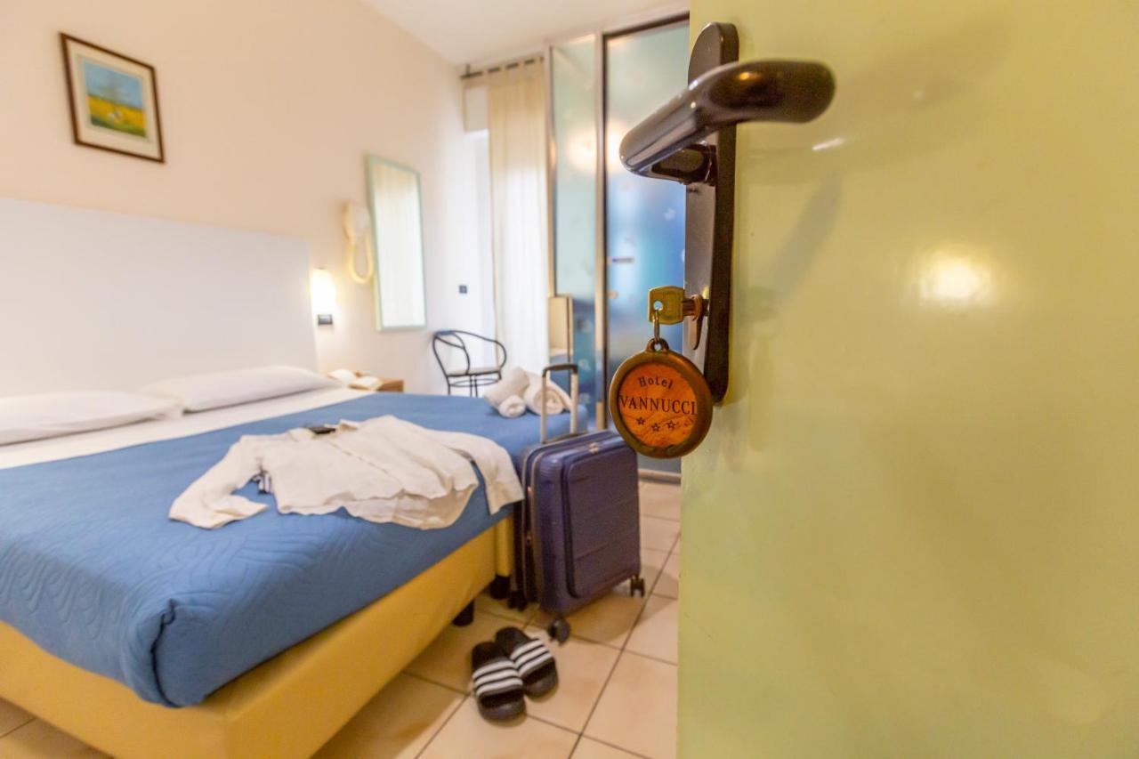 Hotel Vannucci Римини Екстериор снимка