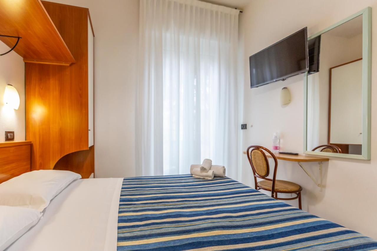 Hotel Vannucci Римини Екстериор снимка