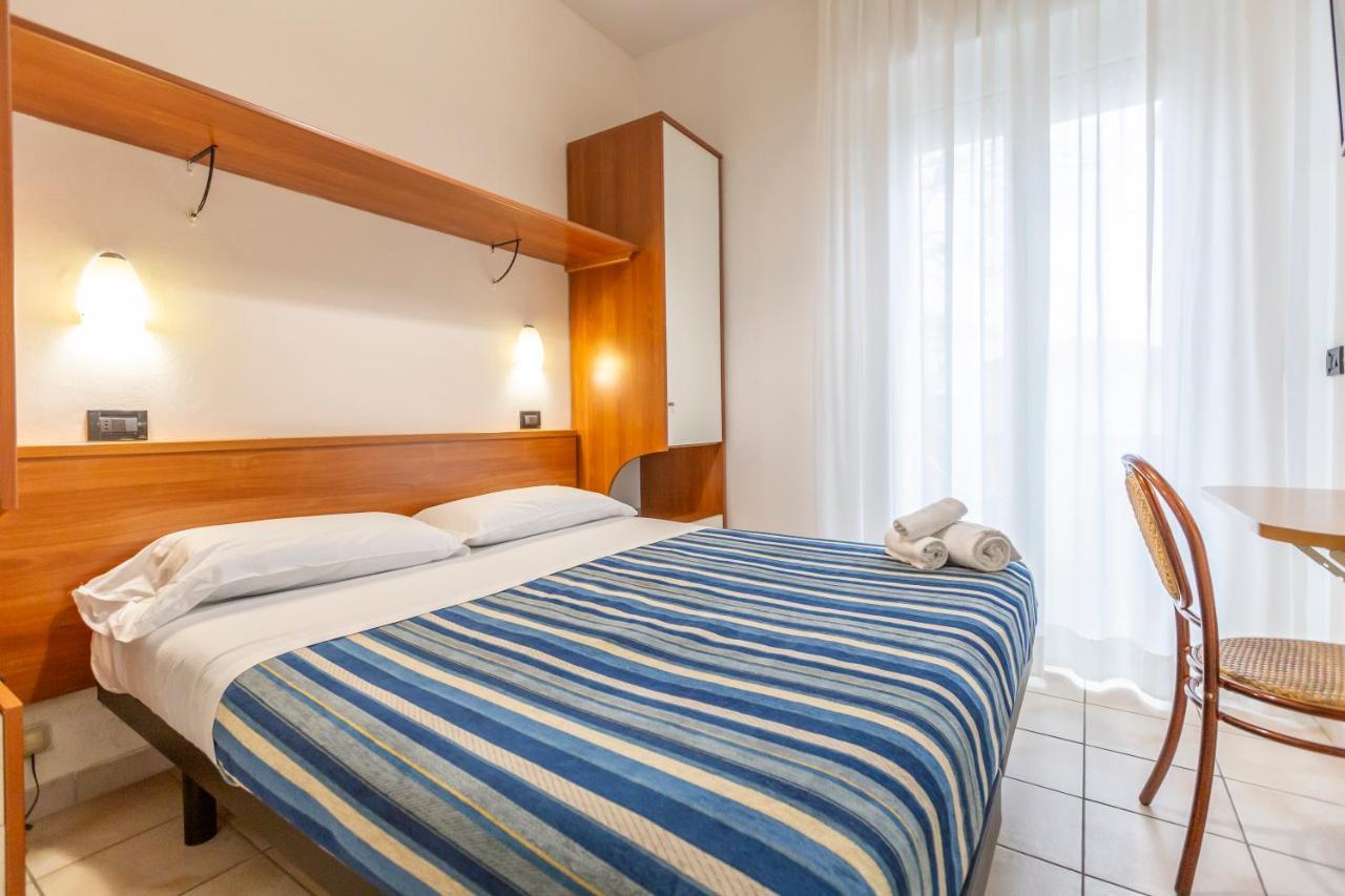 Hotel Vannucci Римини Екстериор снимка
