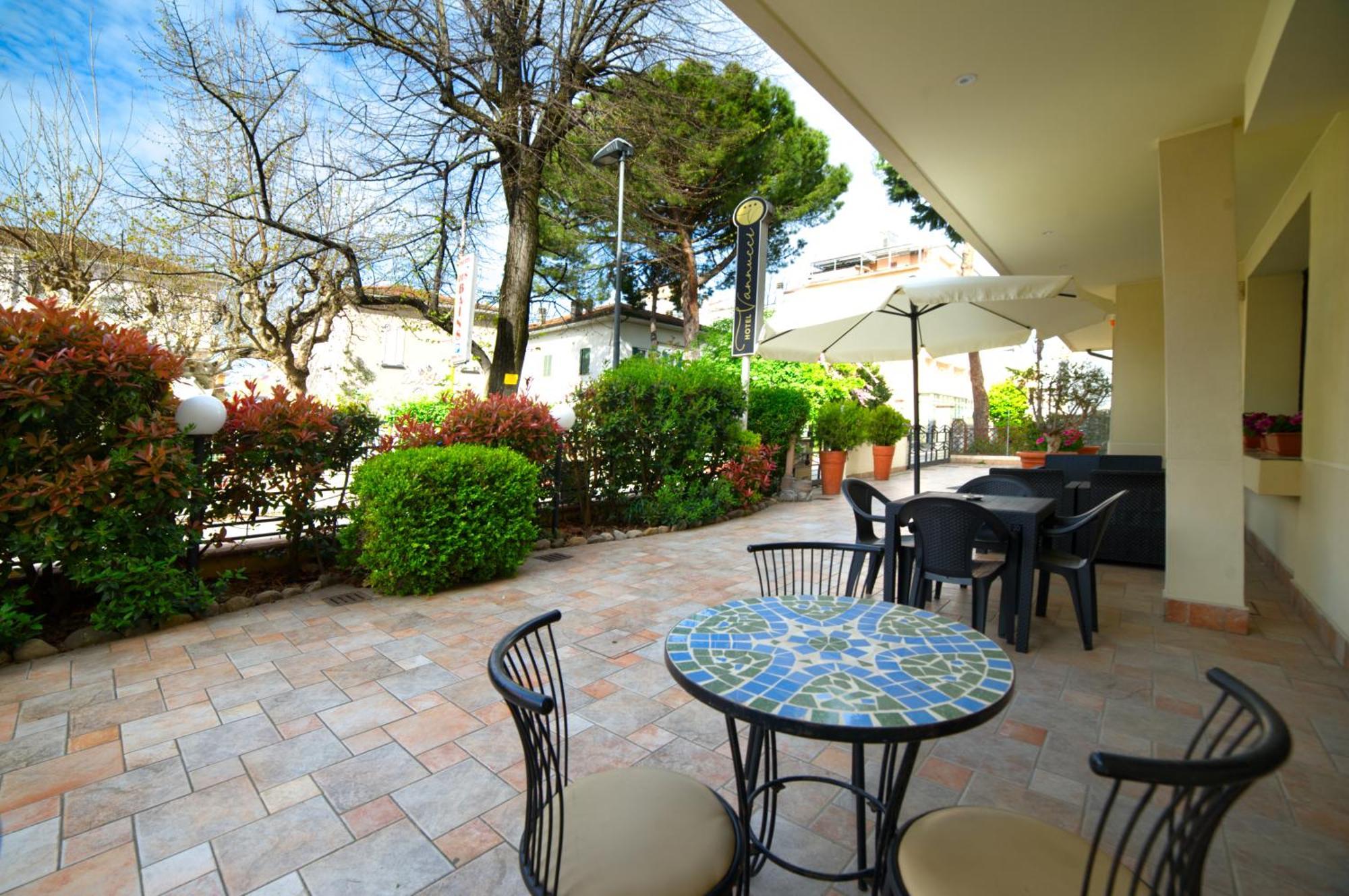 Hotel Vannucci Римини Екстериор снимка
