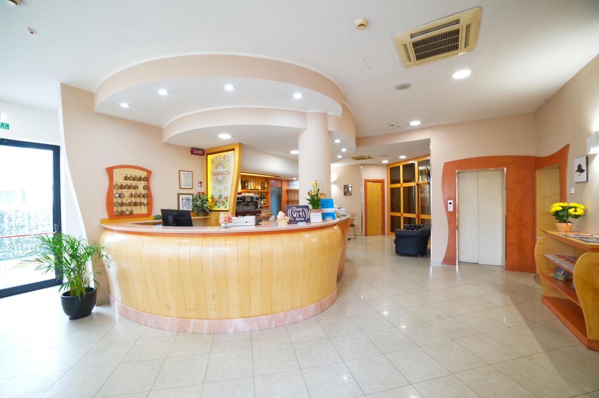 Hotel Vannucci Римини Екстериор снимка