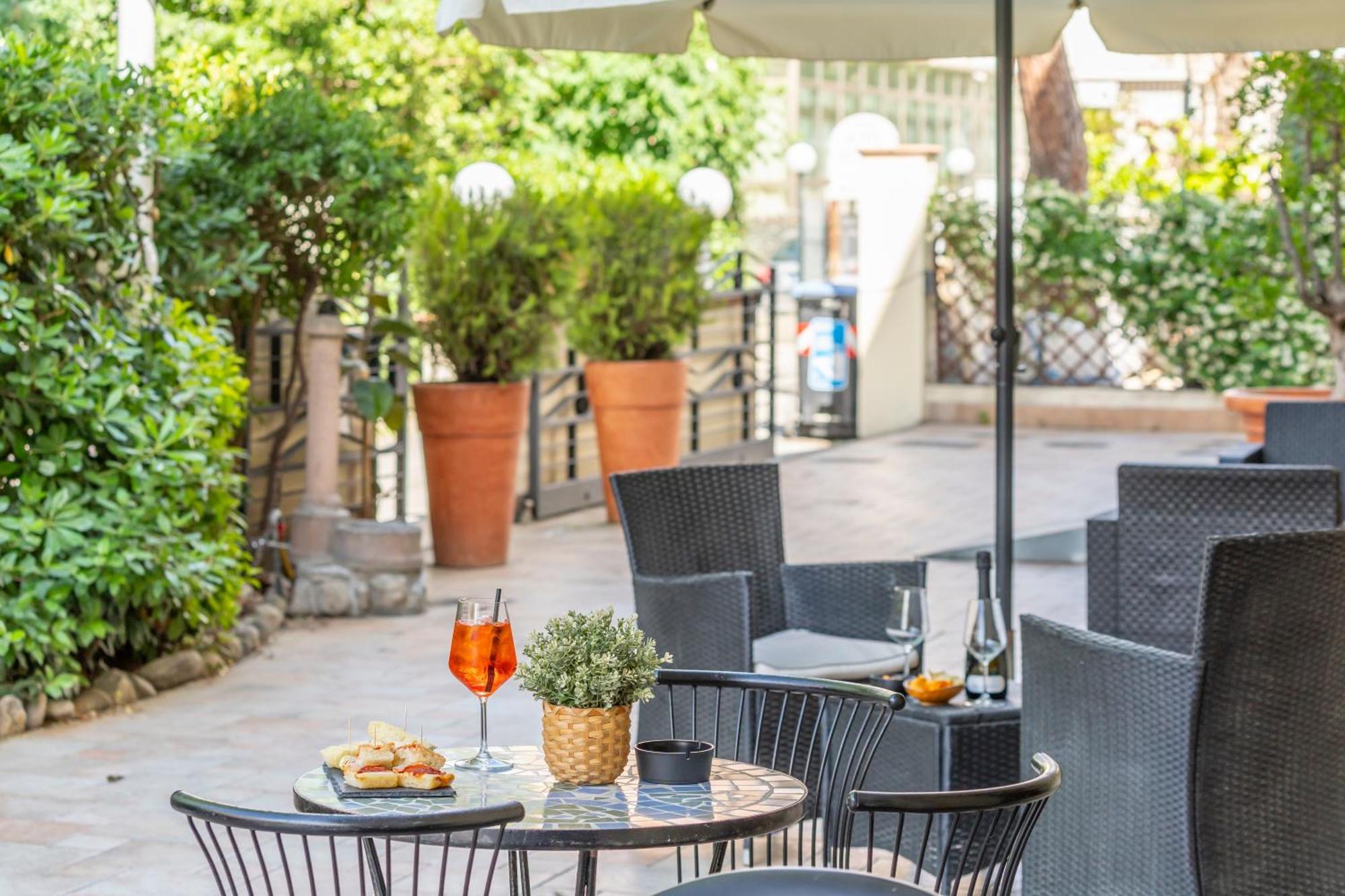 Hotel Vannucci Римини Екстериор снимка