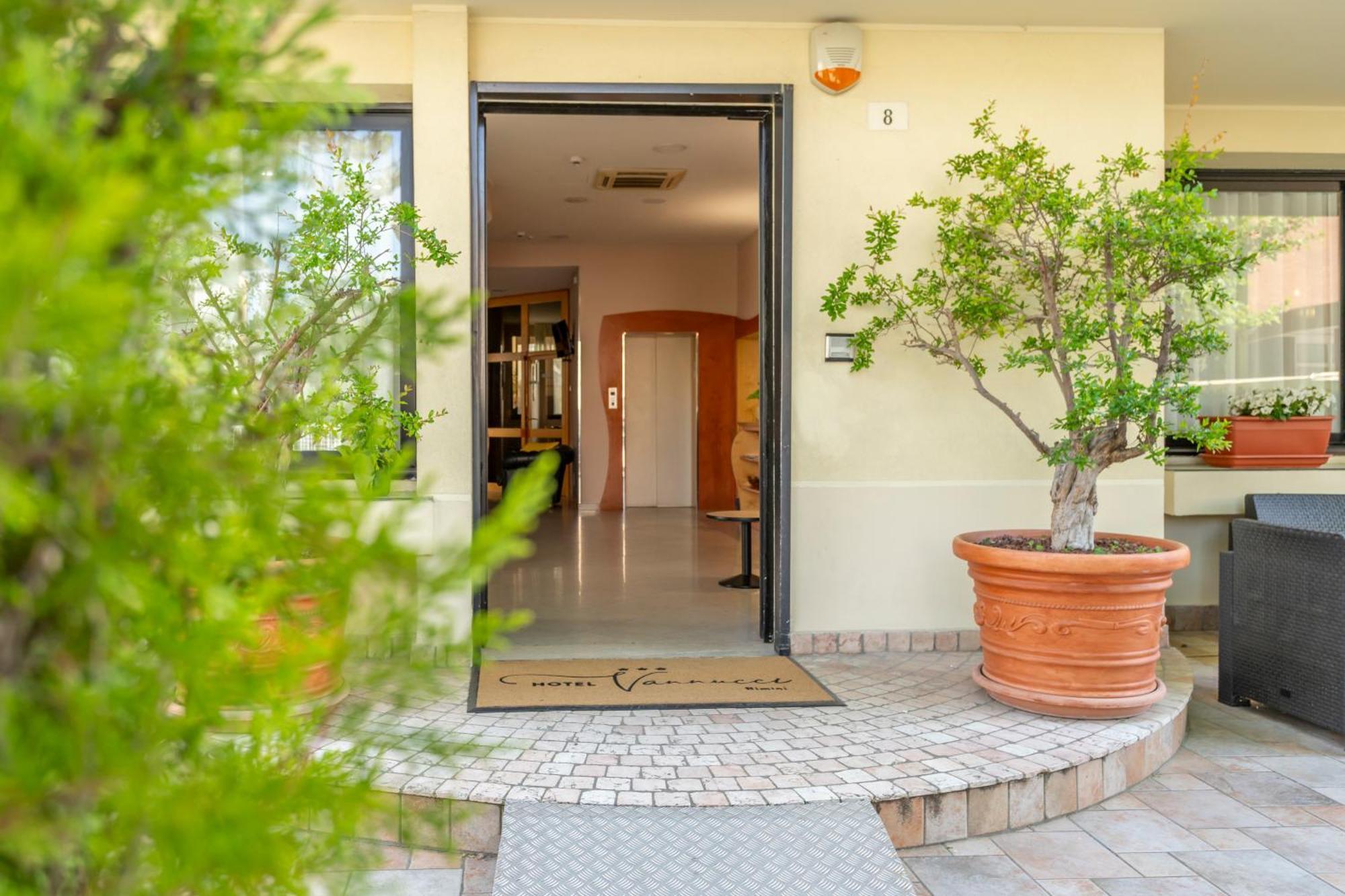 Hotel Vannucci Римини Екстериор снимка