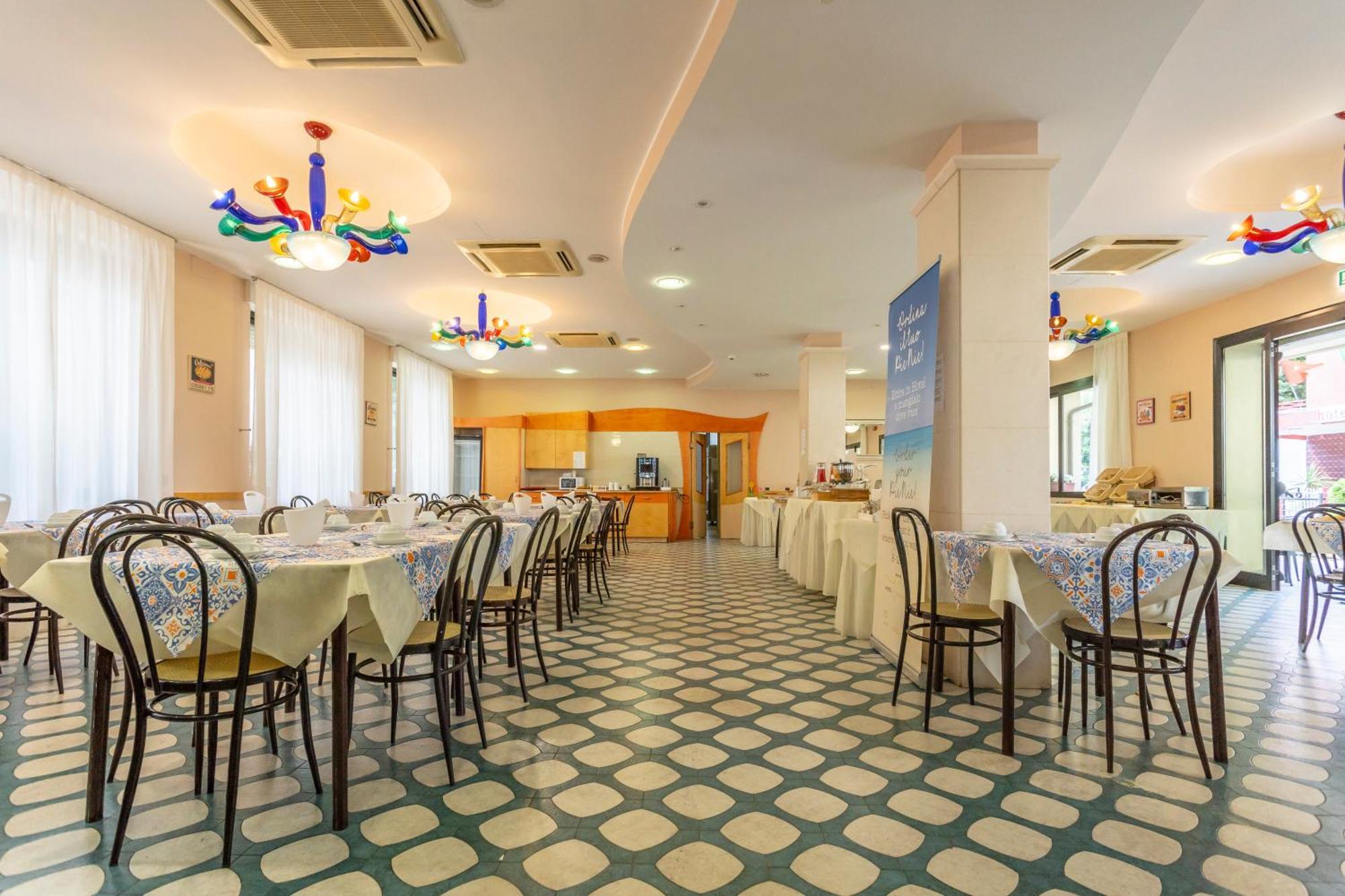 Hotel Vannucci Римини Екстериор снимка