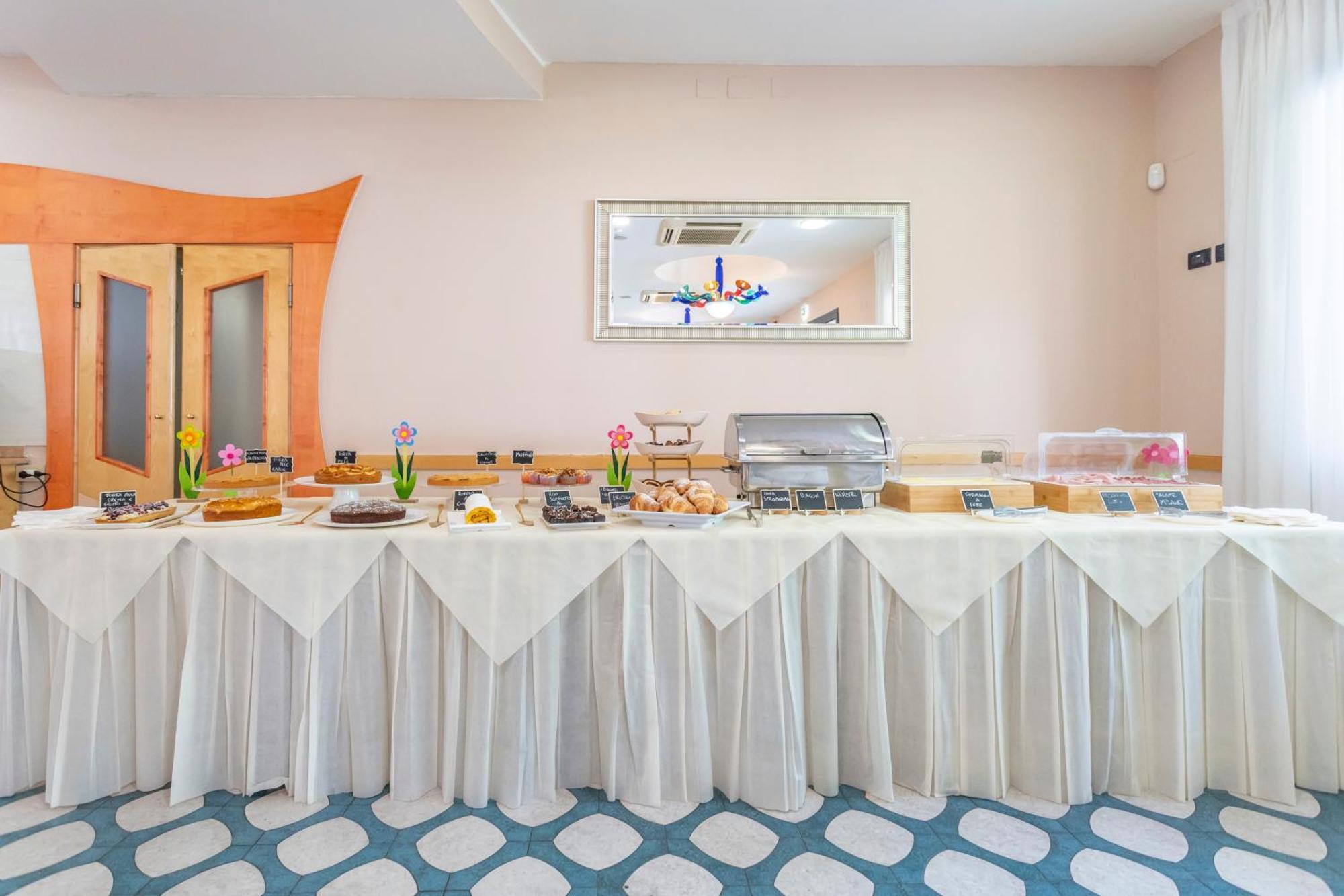 Hotel Vannucci Римини Екстериор снимка