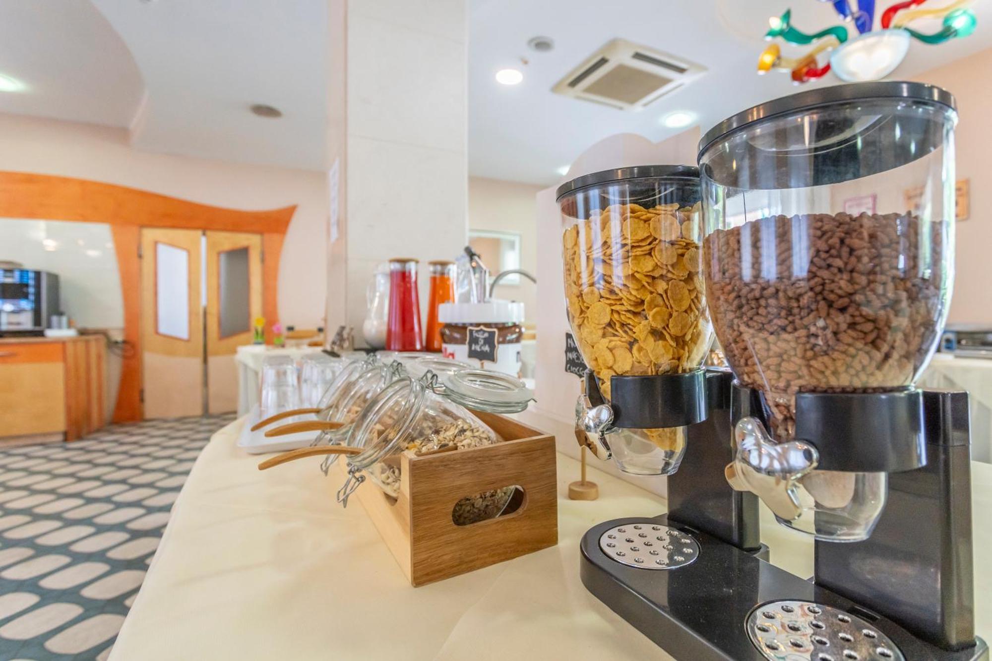 Hotel Vannucci Римини Екстериор снимка