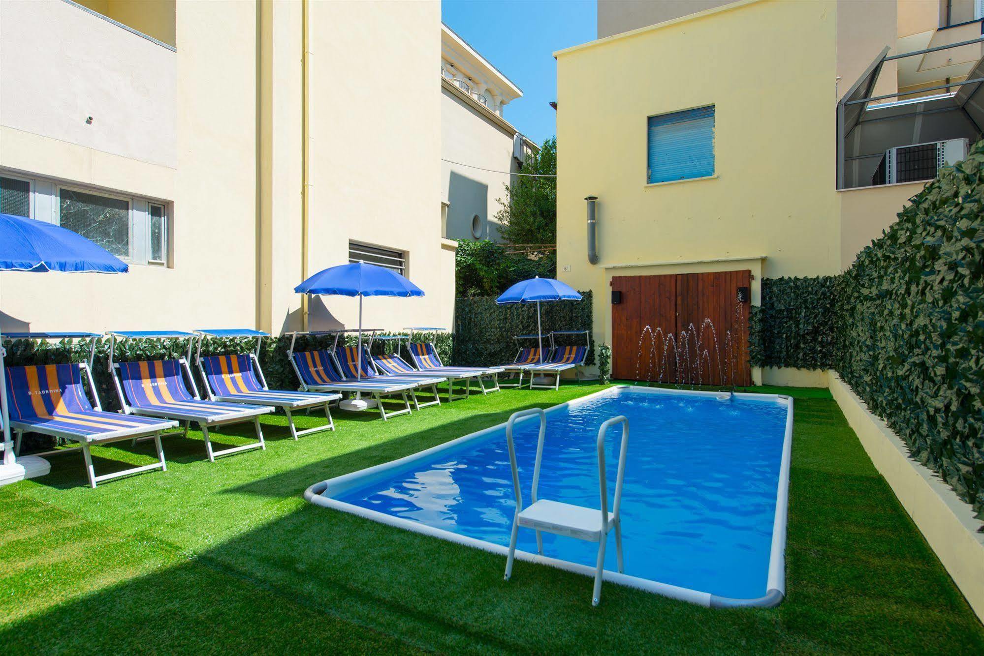 Hotel Vannucci Римини Екстериор снимка